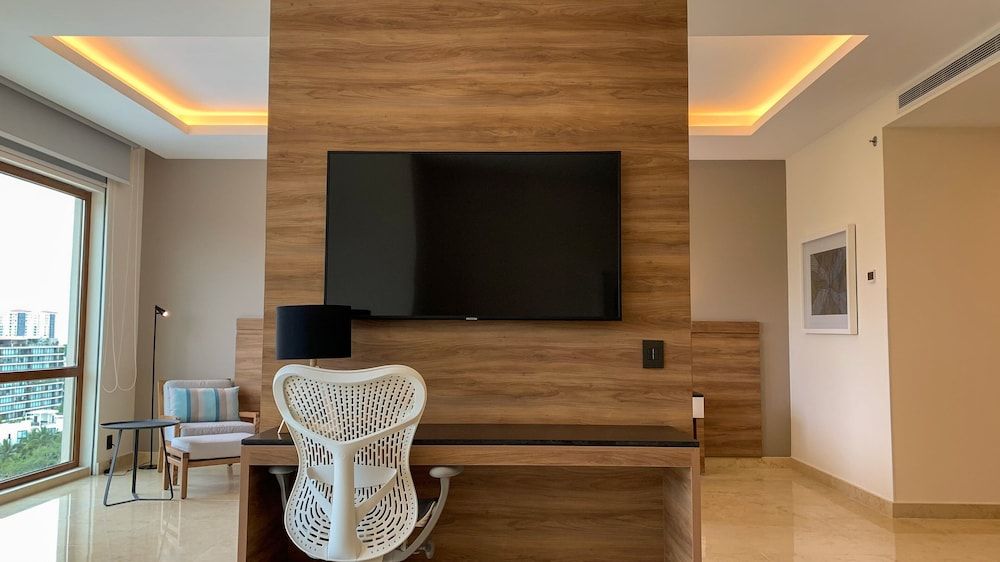 Suite, 1 King Bed (Top Floor)