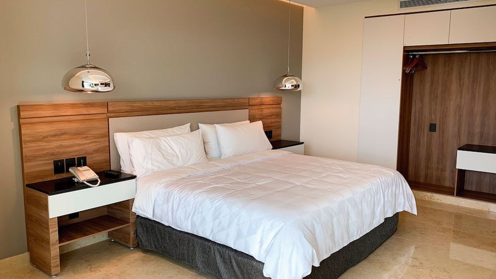 Suite, 1 King Bed, City View