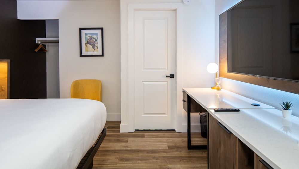 The Catrina Hotel Standard Room, 1 King Bed, Non Smoking, Refrigerator & Microwave 2