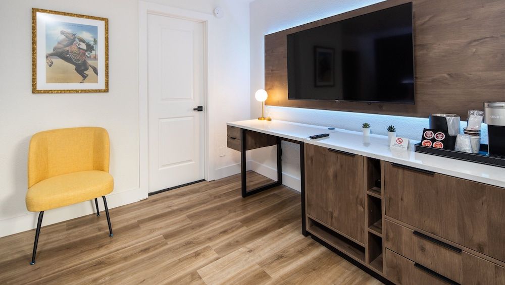 The Catrina Hotel Standard Room, 1 King Bed, Non Smoking, Refrigerator & Microwave 7