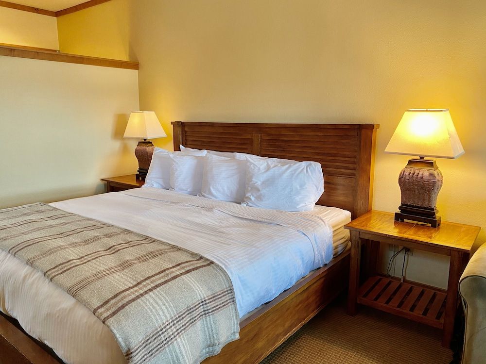 Cousins Country Inn Deluxe King with Triple-Head Shower 2