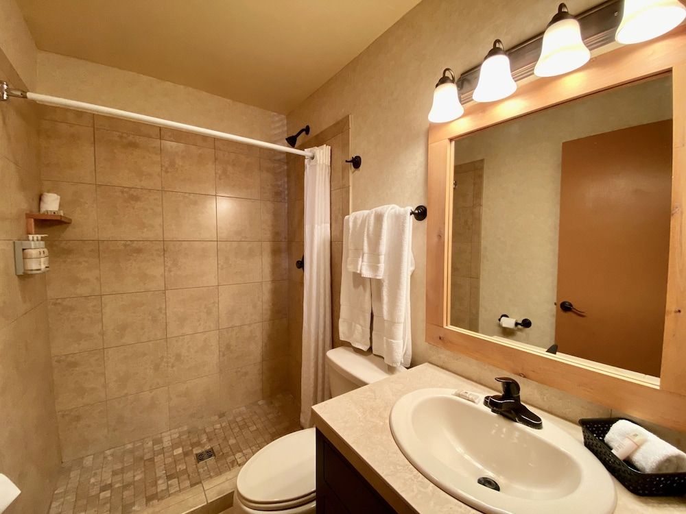 Cousins Country Inn European Petite Queen 4