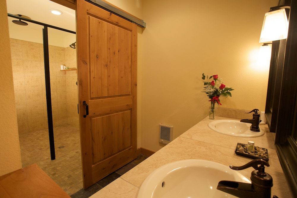 Cousins Country Inn Deluxe King with Triple-Head Shower 3