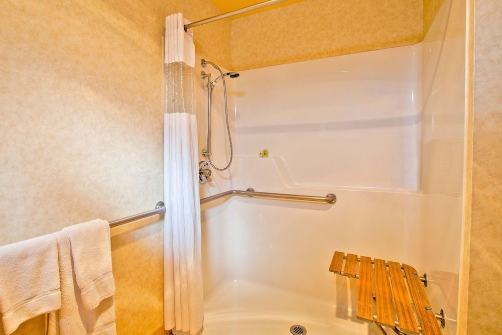 Cousins Country Inn Classic ADA Queen 6