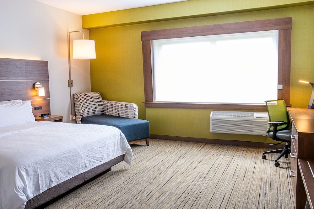 Standard Room, 1 King Bed, Accessible (Mobility, Roll-In Shower)