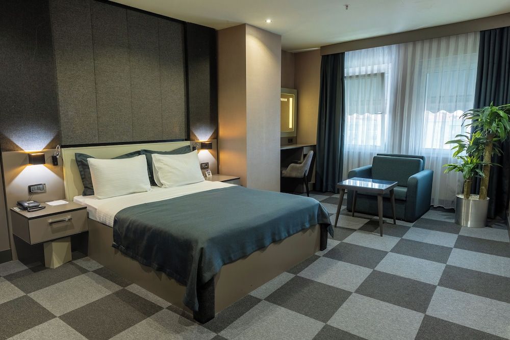 Suite, 1 King Bed, Smoking
