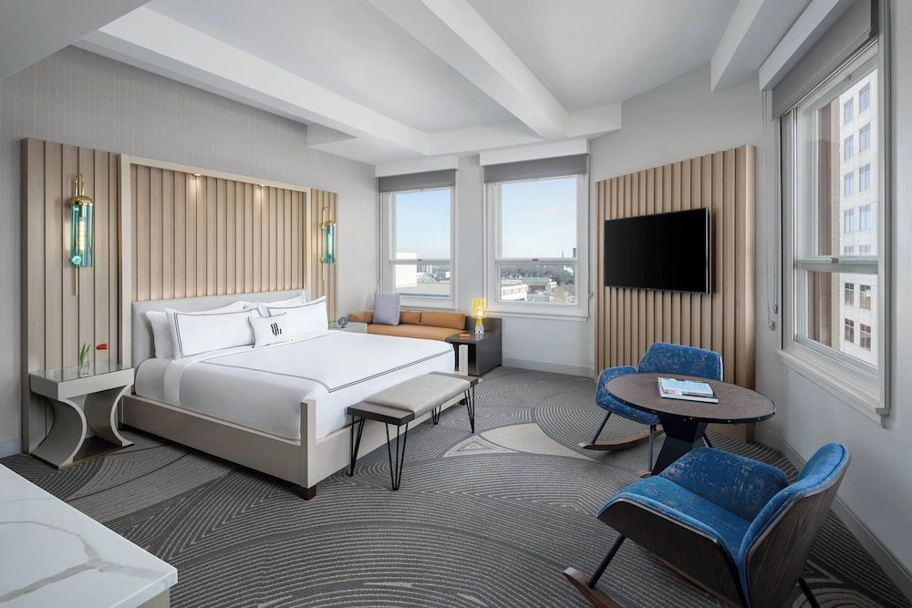 Deluxe Room, 1 King Bed, City View, Corner
