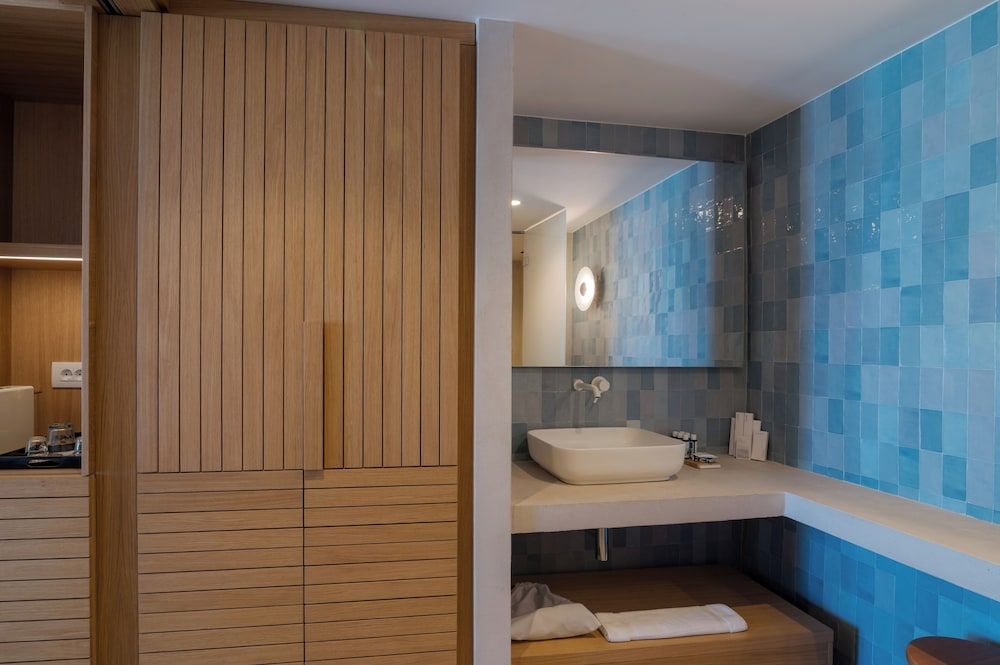 Apeiron Blue Santorini - Sustainable Adults Only 14+ Superior Double with Hot Tub and Caldera View 8