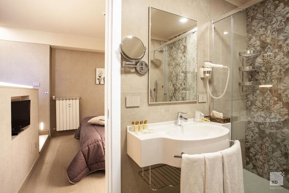 Hotel Cavour Deluxe Triple Room 3