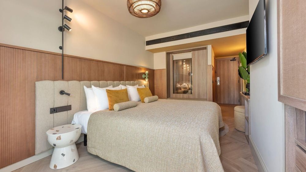 Standard Room, Balcony, Pool View