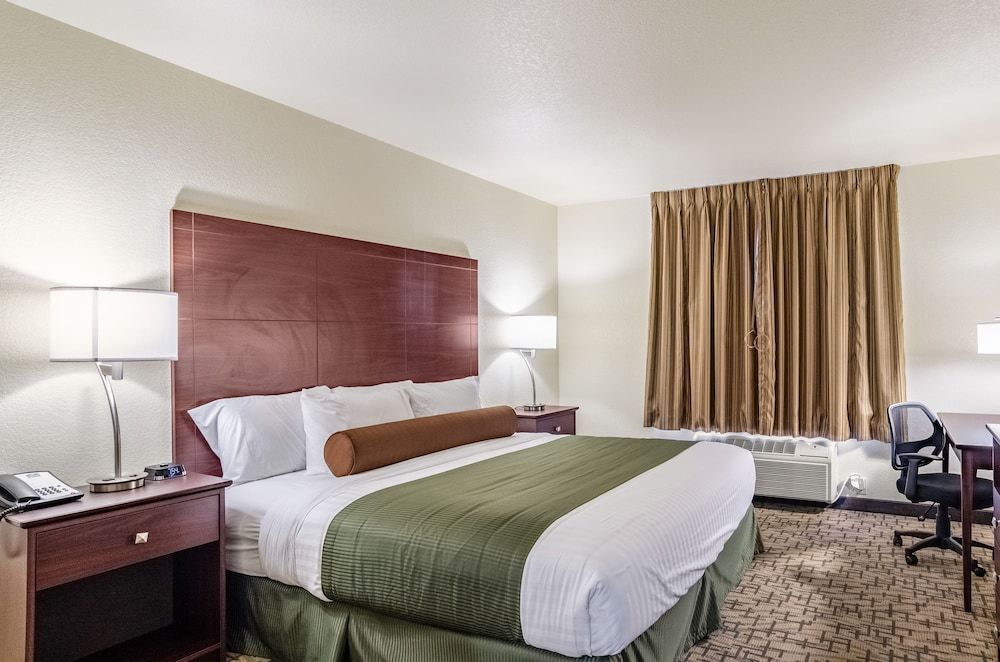 Cobblestone Hotel & Suites - Hutchinson Room, One King Bed, Accessible Benched Tub, Non Smoking 3