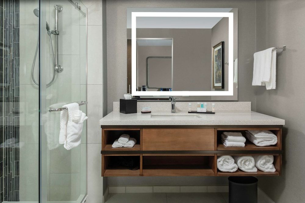 Room, 2 Queen Beds, Bathtub (Balcony, Water View)