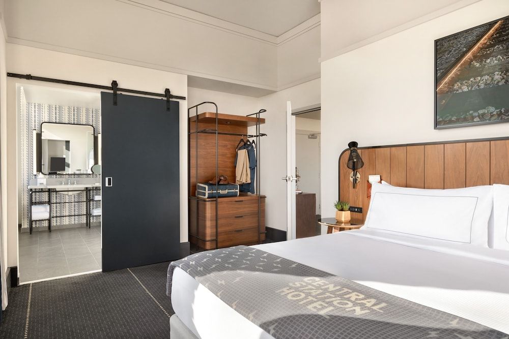 Suite, 1 King Bed (Main Line)