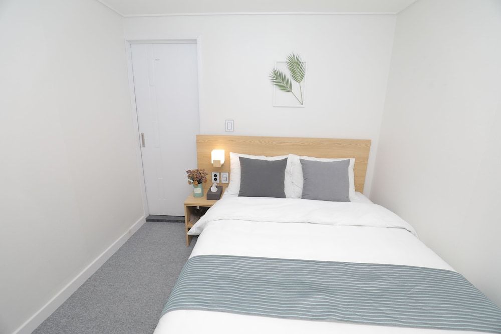 Line Hotel Myeongdong Economy Double Room, No Windows 4