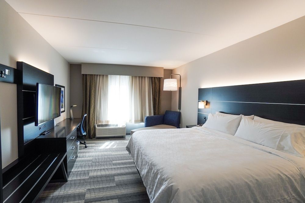 Standard Room, 1 King Bed, Accessible Bathtub (Accessible Tub)