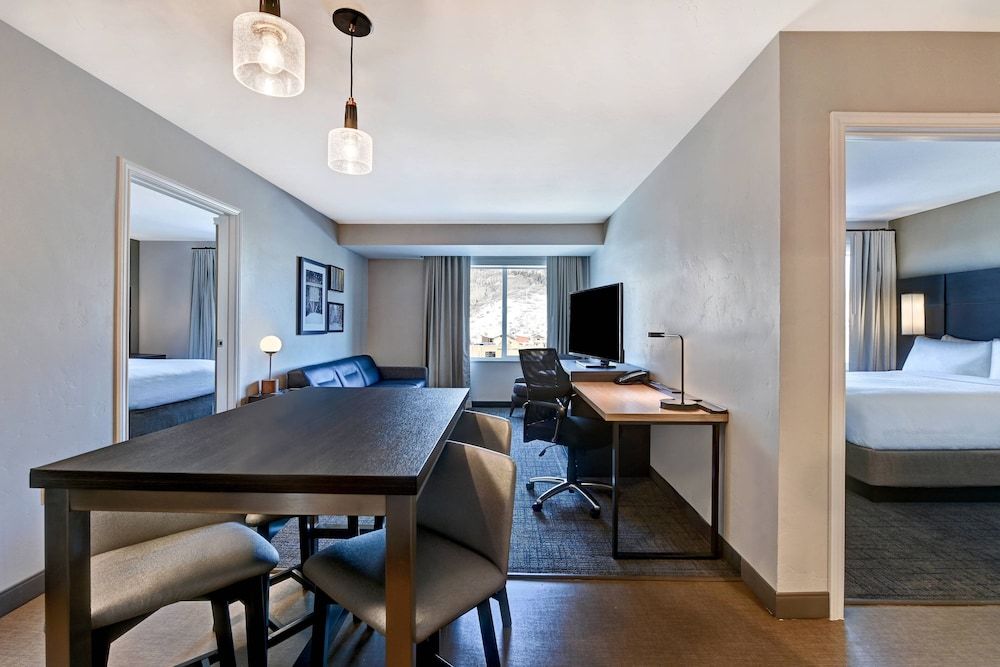 Suite, 2 Bedrooms (Mobility Accessible, Roll-In Shower)