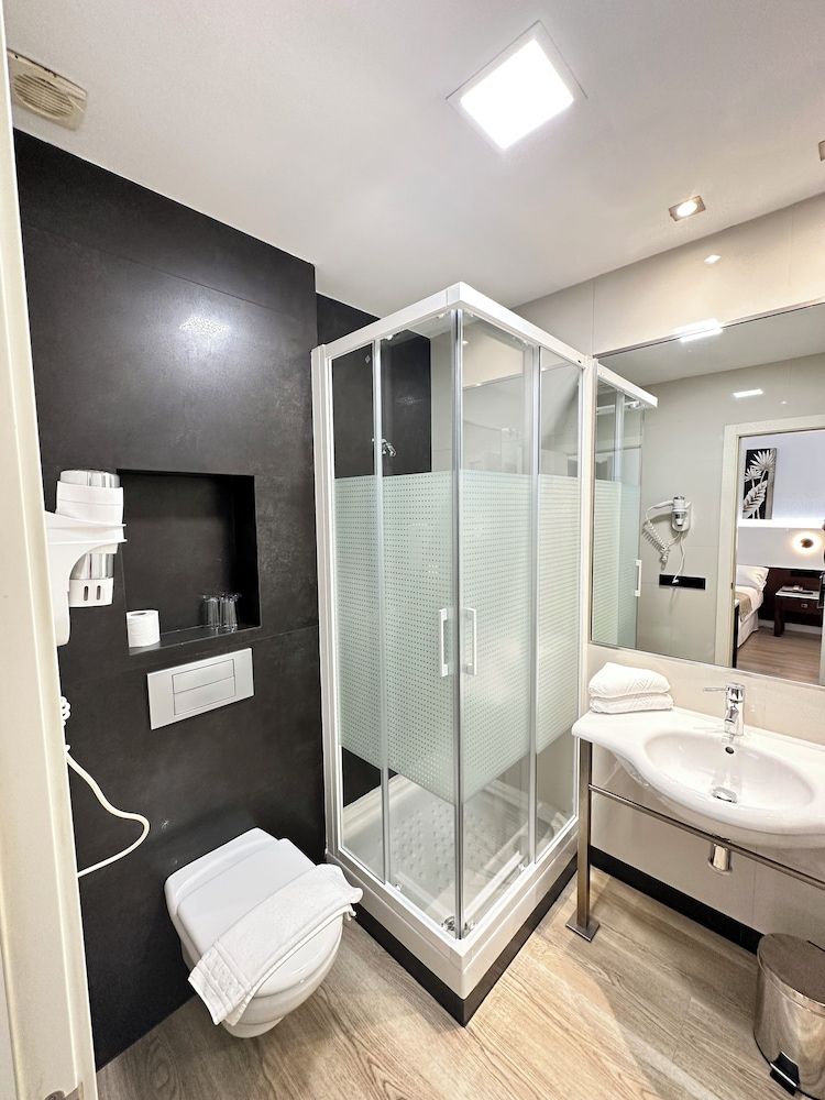 Hostal Sol Square Madrid Double Room (con balcón y vistas) 6