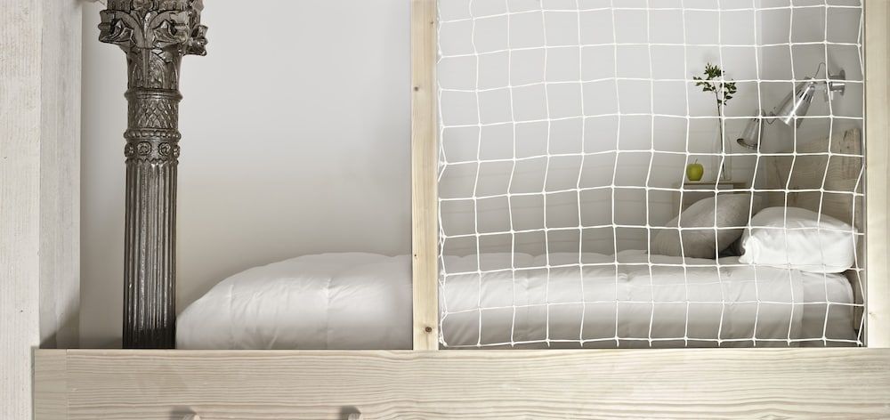 The Hat Madrid - Hostel One Single Bed in Shared Dormitory for 6 occupants, Private Bathroom, Women Only