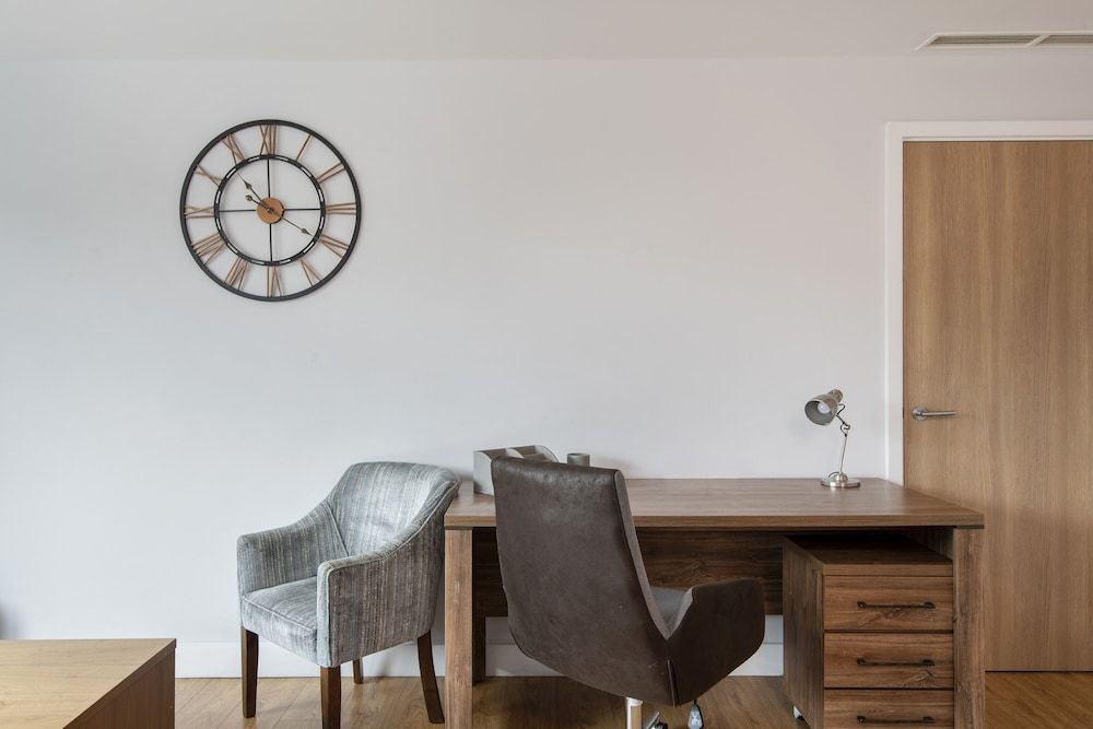 HQ Aparthotel Farnborough Business Apartment, 1 Bedroom, Kitchen 9