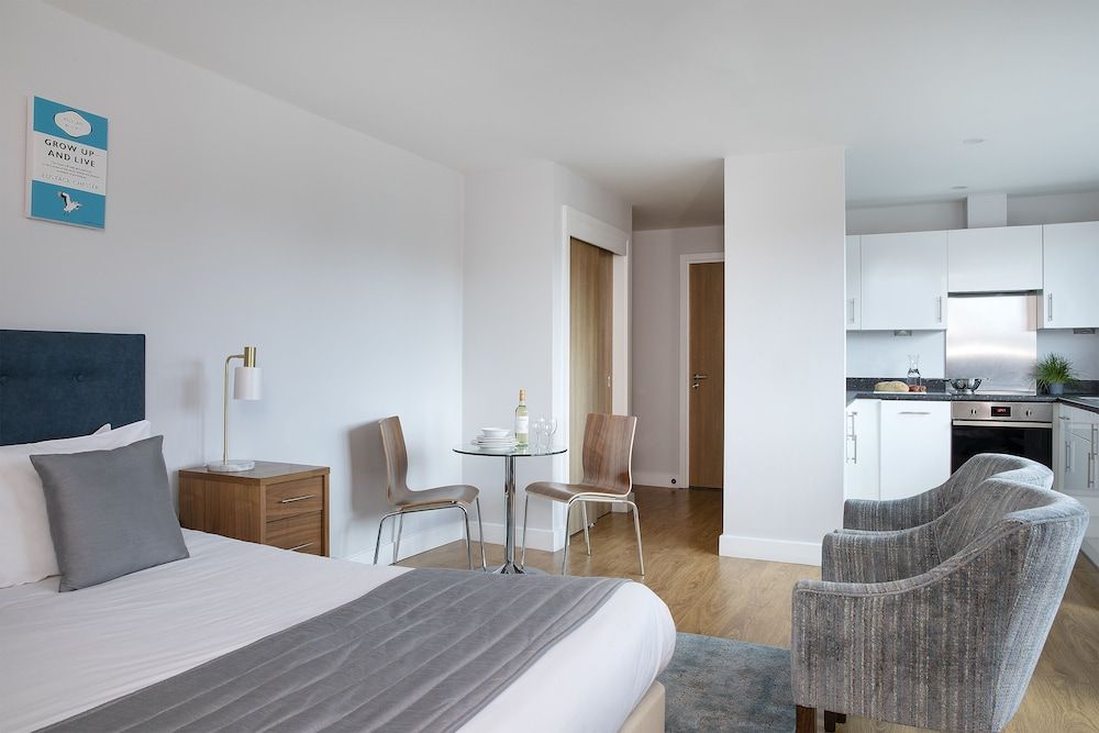 HQ Aparthotel Farnborough Standard Studio, Kitchen 6