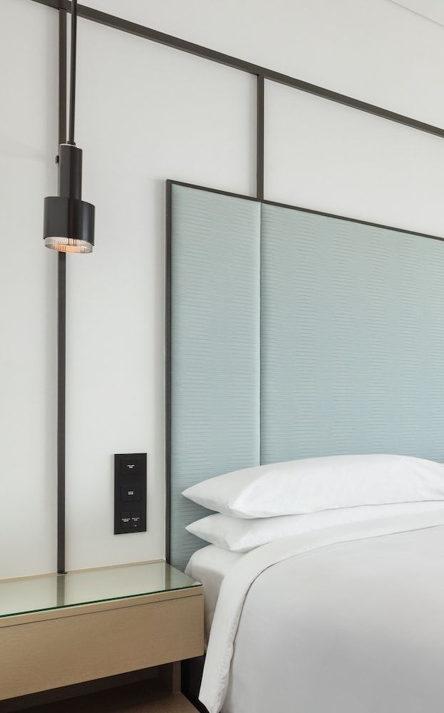 Four Points By Sheraton Hong Kong, Tung Chung Traditional Room, 2 Twin Beds, City View 5