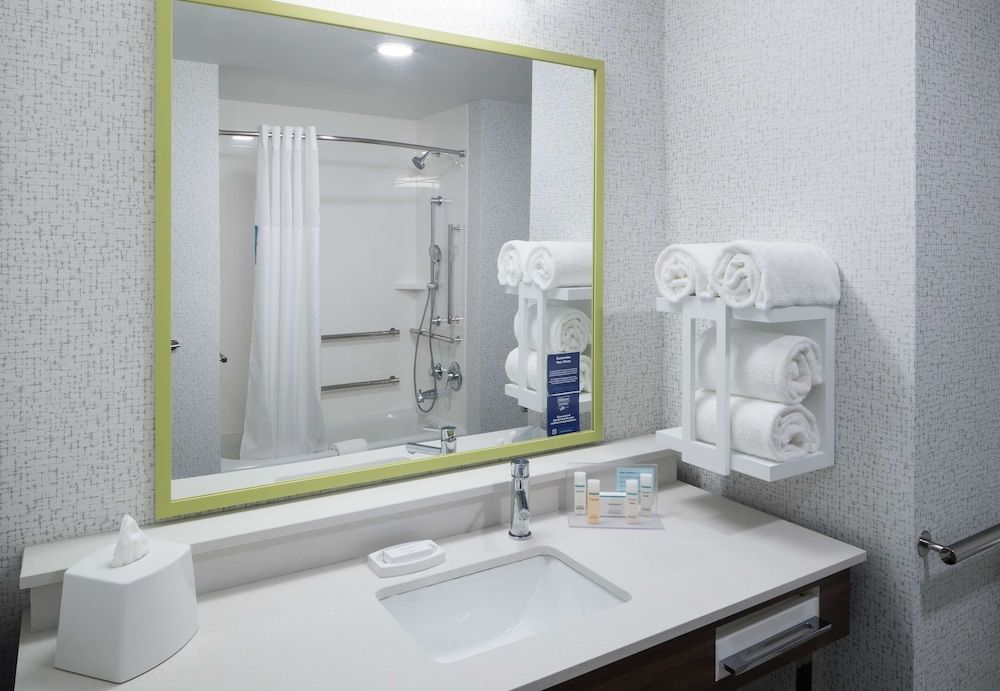 Room, 2 Queen Beds, Accessible, Bathtub