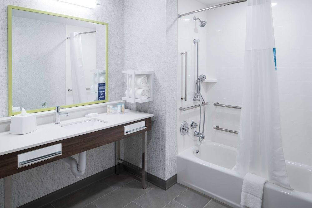 Studio, 1 King Bed, Accessible, Bathtub
