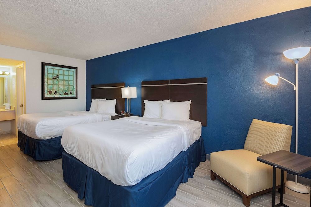 Developer Inn Orlando North, a Baymont by Wyndham Room, 2 Double Beds, Accessible, Non Smoking (Mobility, Tub w/Grab Bars) 7