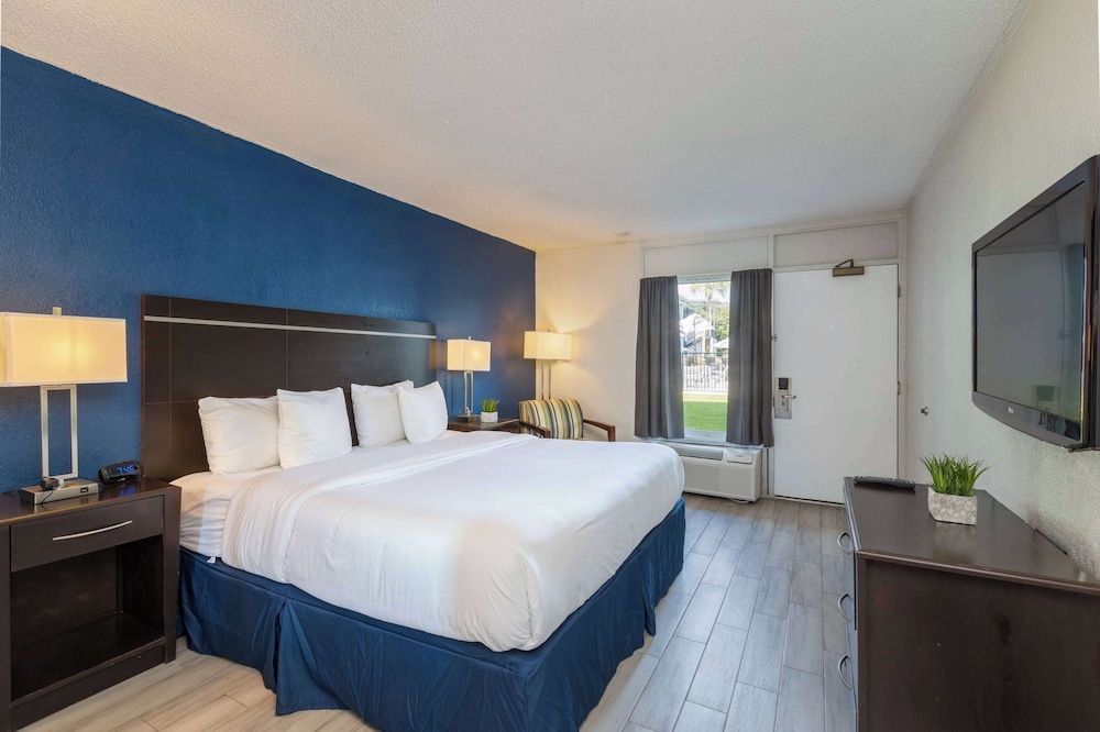 Developer Inn Orlando North, a Baymont by Wyndham Room, 1 King Bed, Accessible, Non Smoking (Mobility, Tub w/Grab Bars) 2