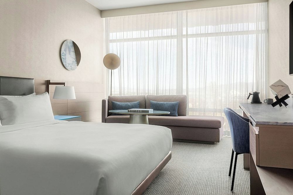 Room, 1 King Bed, Mountain View (Mobility Accessible, Roll-in Shower)