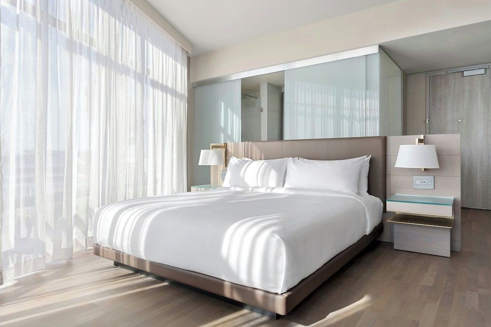 Room, 1 King Bed, Mountain View (Mobility Accessible, Roll-in Shower)