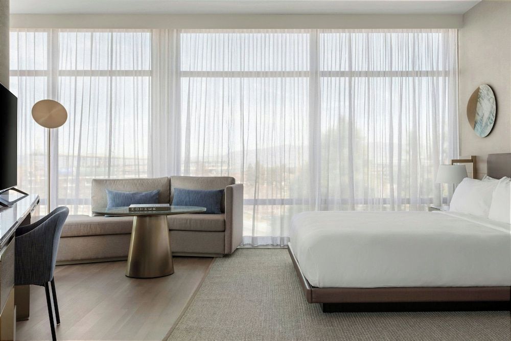 Junior Suite, 1 King Bed, Non Smoking, Mountain View