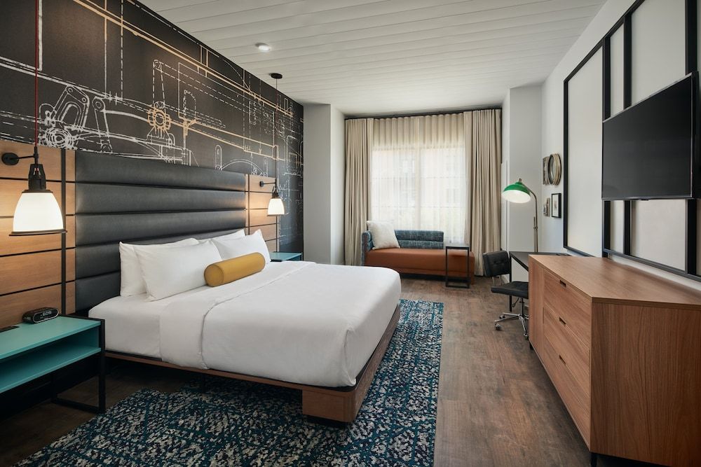 Room, 1 King Bed, Accessible, Non Smoking (Roll-In Shower)