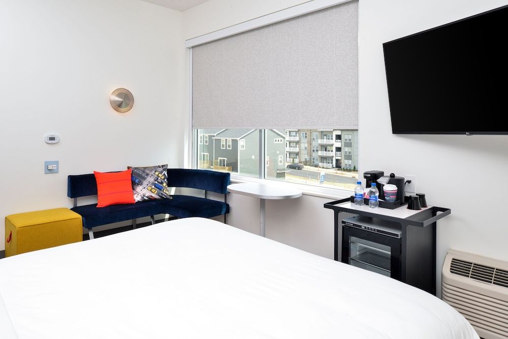 Room, 1 King Bed, Non Smoking (Mobility Accessible, Roll-in Shower)