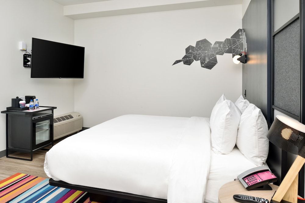 Room, 1 King Bed (Savvy)