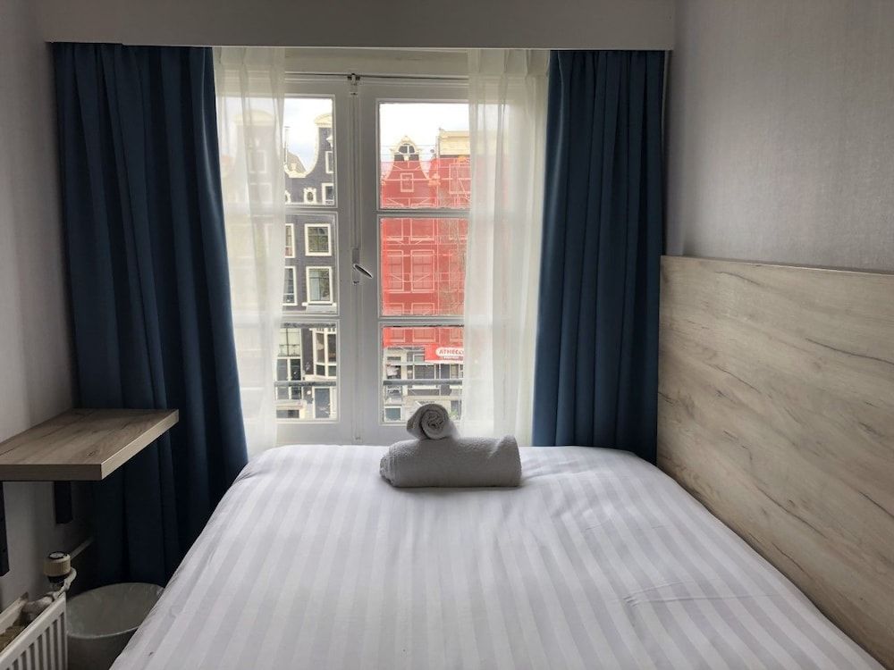 Facade Hotel Amsterdam Double Room, 1 Large Twin Bed, Canal View (Small) 4