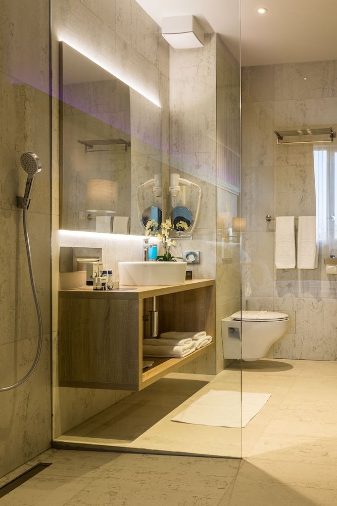 Admiral Hotel Superior Twin Room 5