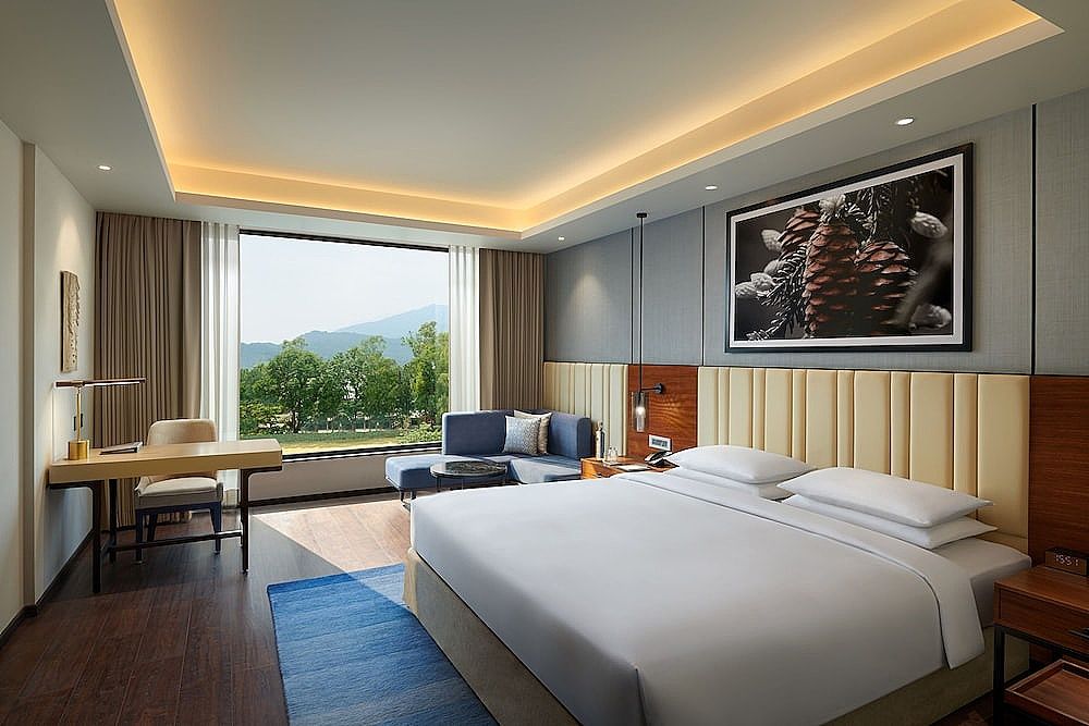 Deluxe Room, 1 King Bed (Club Access)