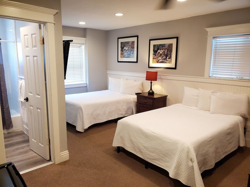 Coronado Island Inn Standard Room, 2 Double Beds 4