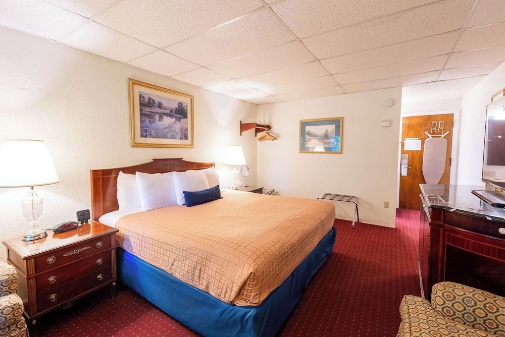 Fireside Inn & Suites Bangor Deluxe Room, 1 King Bed, Fireplace 2