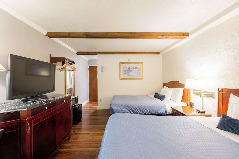 Fireside Inn & Suites Bangor Standard Room, 2 Queen Beds 2