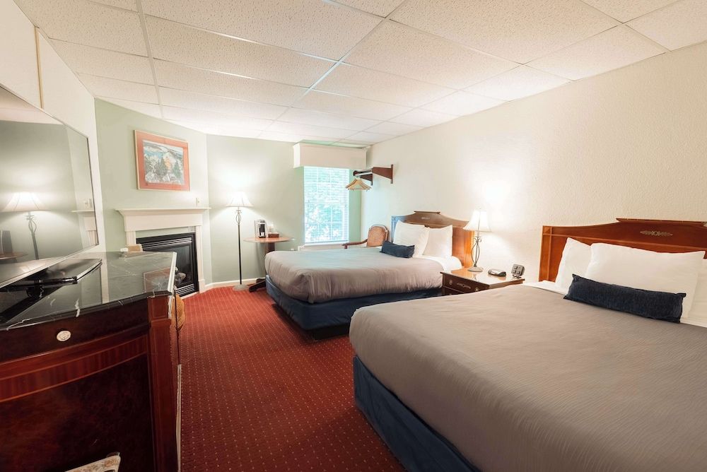 Fireside Inn & Suites Bangor Deluxe Room, 2 Queen Beds, Fireplace 3
