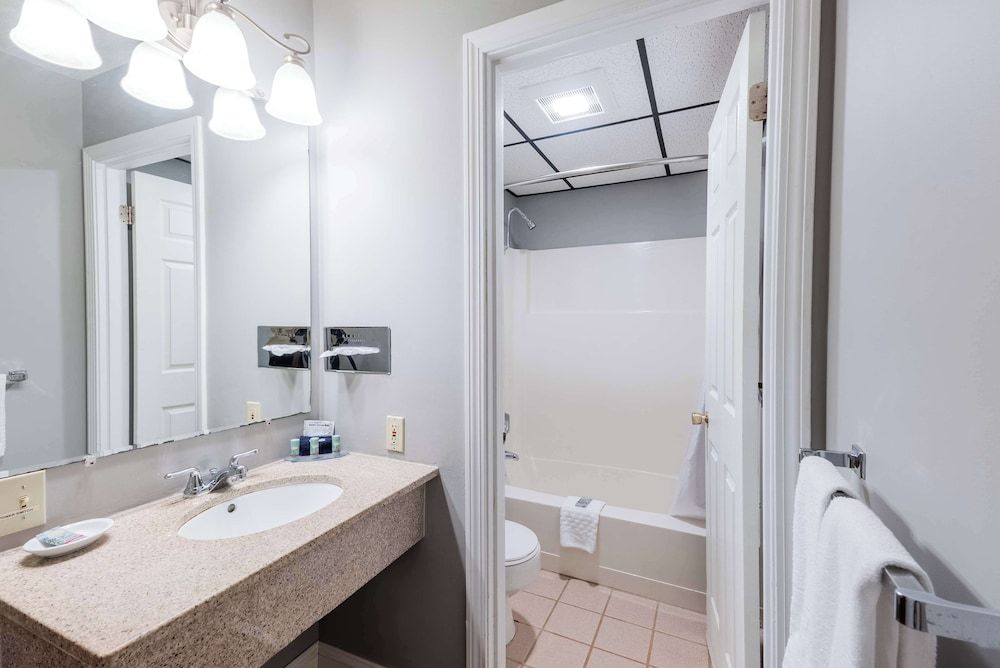 Fireside Inn & Suites Bangor Deluxe Room, 2 Queen Beds, Fireplace 4