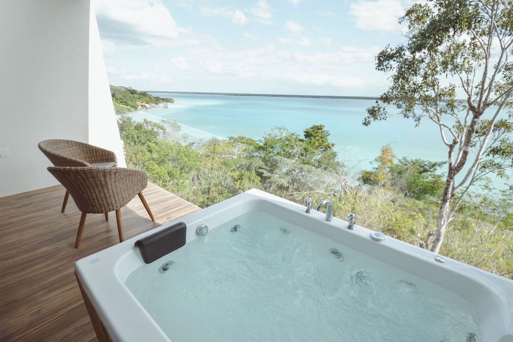 MBH Maya Bacalar Hotel Boutique Deluxe Suite, Jetted Tub 3