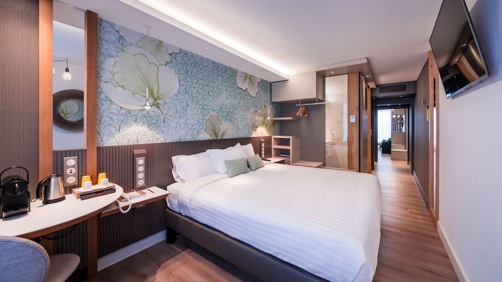 Suite, 1 King Bed with Sofa bed
