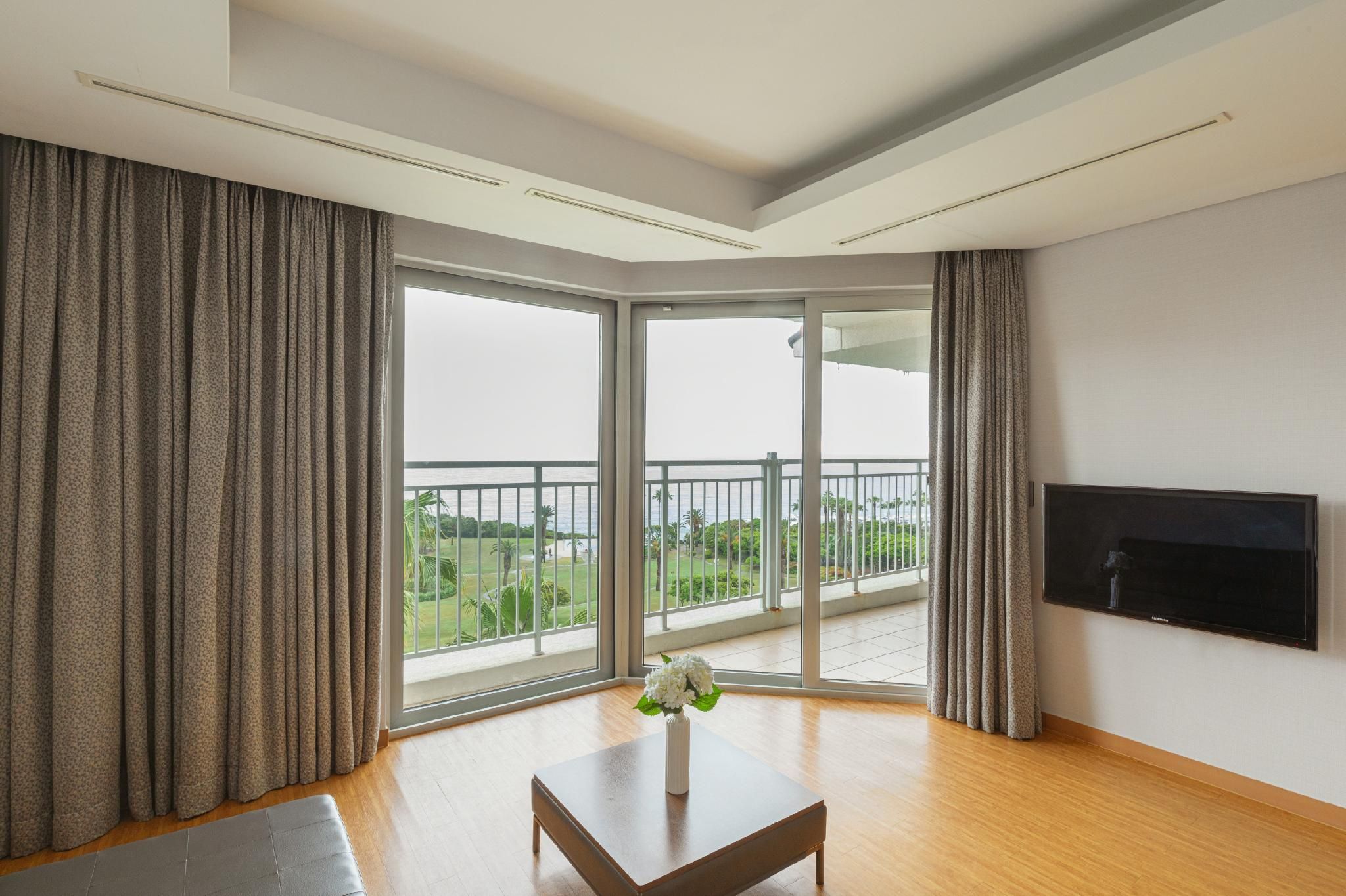 Resort Premier Garden and Ocean View Suite with Kitchen