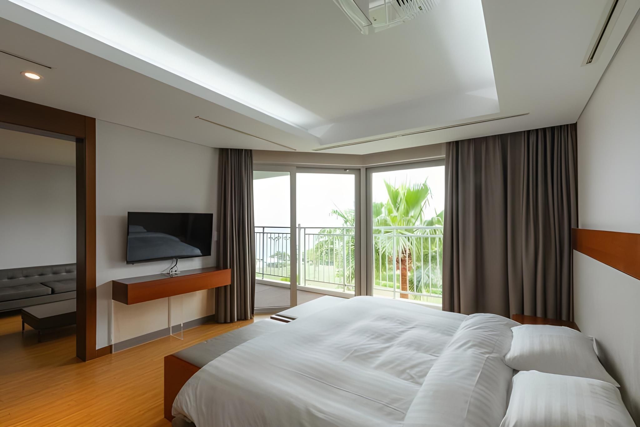 Resort Premier Garden and Ocean View Suite with Kitchen