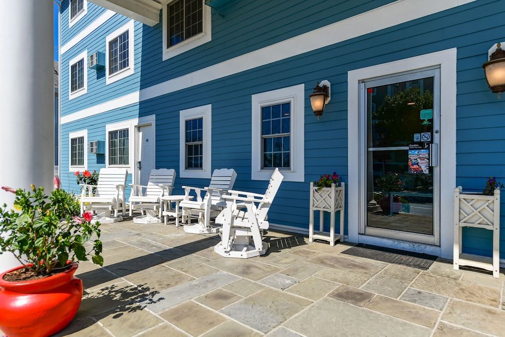 undefined Commander Beach House Hotel 9