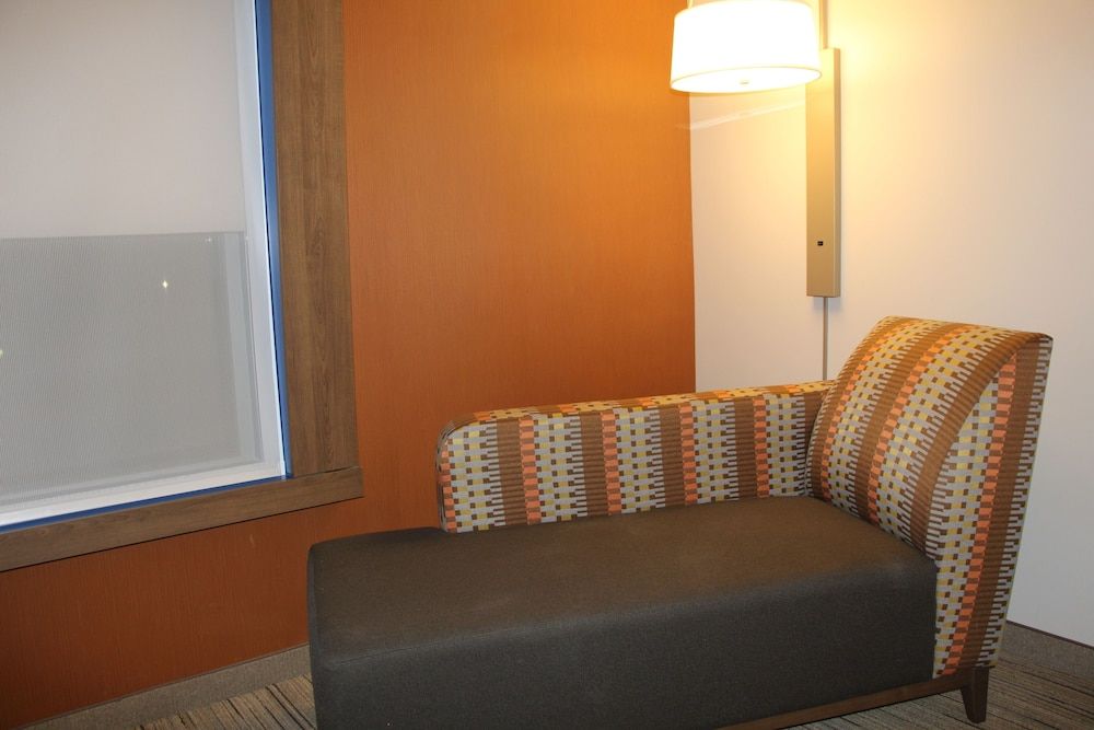 Holiday Inn Express & Suites Phoenix - Airport North by IHG Standard Room 15