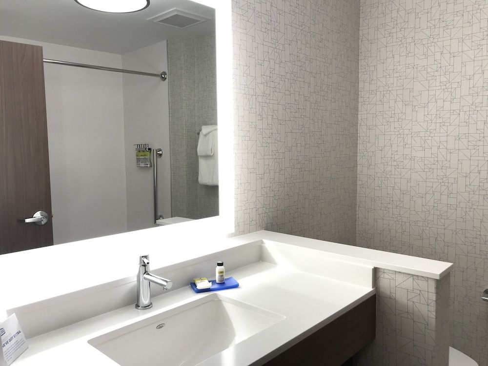 Holiday Inn Express & Suites Phoenix - Airport North by IHG Standard Room 12